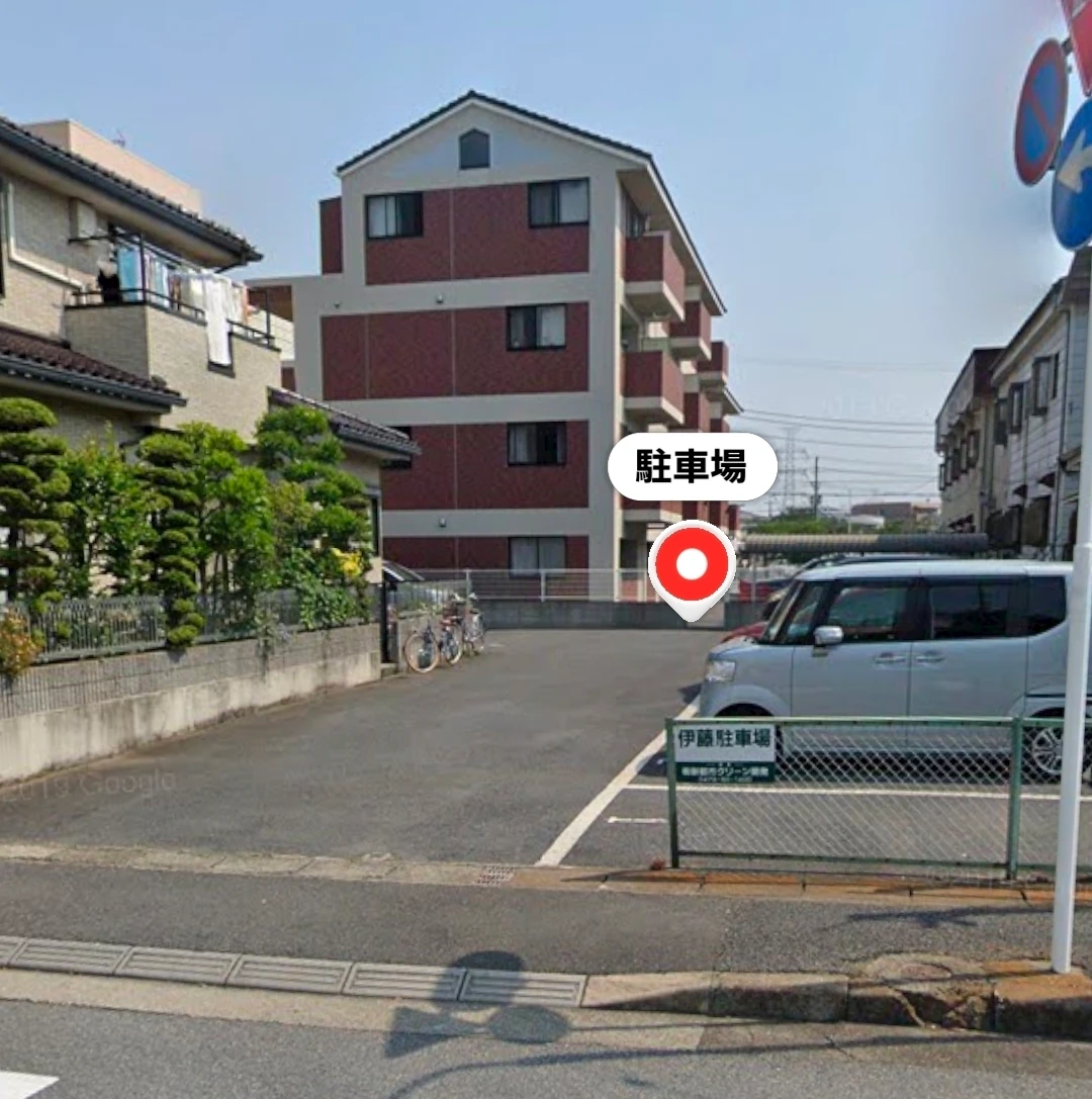 伊藤駐車場の入口。道路から入る通路と駐車場の位置を示す写真